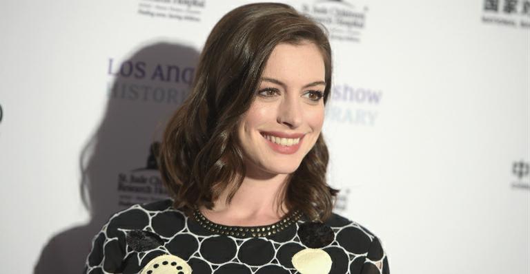 Grávida, Anne Hathaway mostra seu novo visual