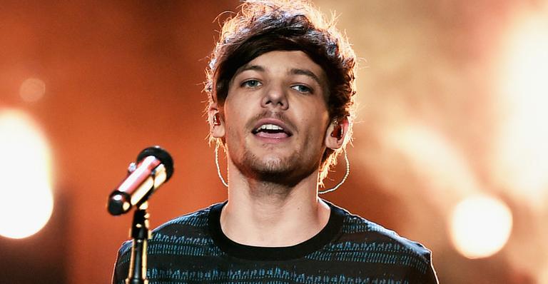 Louis Tomlinson, do One Direction, mostra a primeira foto do filho recém-nascido