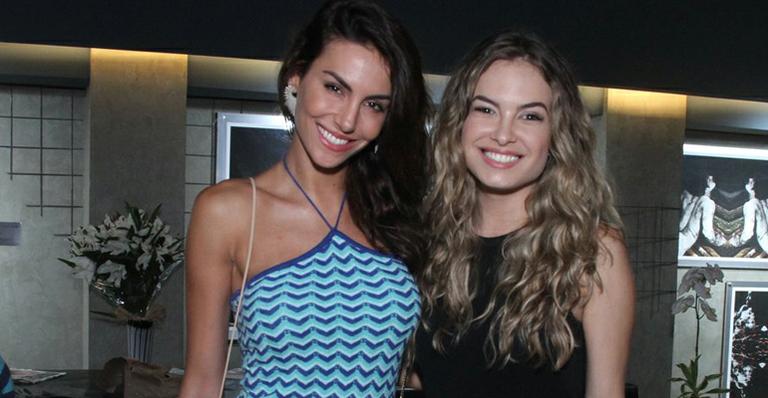 Mel Fronckowiak e Lua Blanco se encontram no teatro