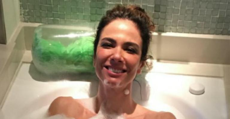 Nua, Luciana Gimenez relaxa em banheira de espuma e fãs elogiam: “Sexy sem ser vulgar”