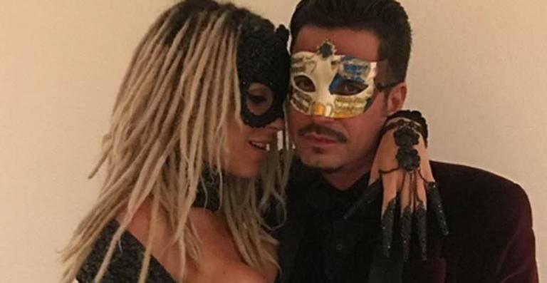 Latino posa agarrado com Fernanda Lacerda e fãs apostam em romance: ‘Vai acabar em casamento’