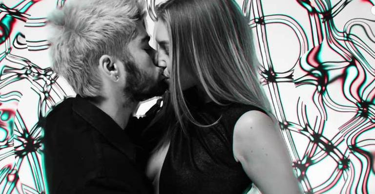 Ex-One Direction, Zayn Malik muda nome artístico e lança primeiro clipe solo com beijo em Gigi Hadid
