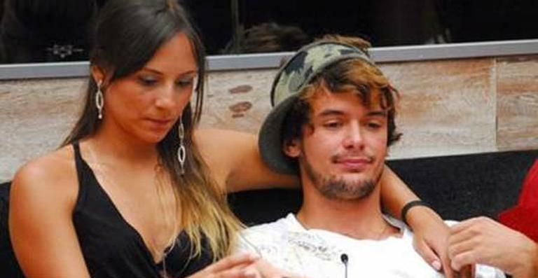 Ex-BBB Analy posa com o filho, Theo, de seu casamento com Alan Pierre