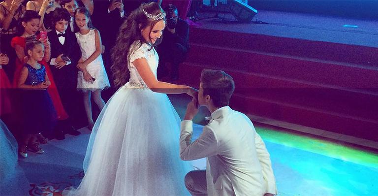 Com o namorado, Larissa Manoela vira princesa em sua festa de 15 anos