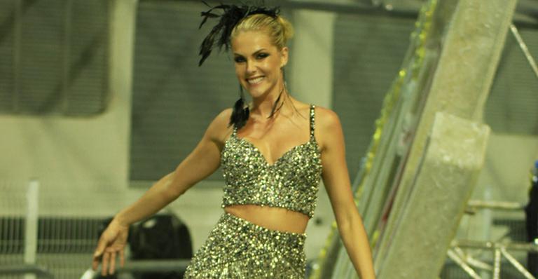 De pé no chão, Ana Hickmann samba muito e dá show em ensaio debaixo de chuva