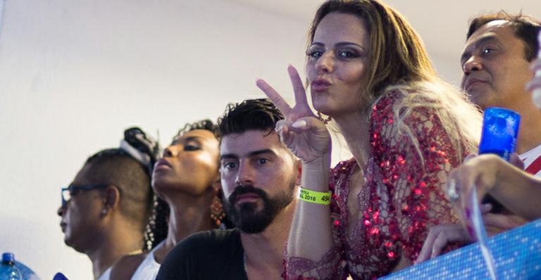 Com o noivo, Viviane Araújo brilha em evento na quadra da Portela