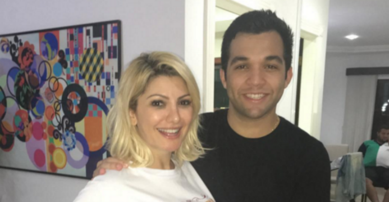 Grávida, Antonia Fontenelle exibe barriguinha e ganha carinho de Jonathan Costa