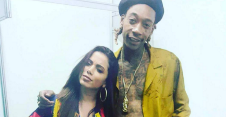 Anitta tieta o rapper Wiz Khalifa nos bastidores de festival