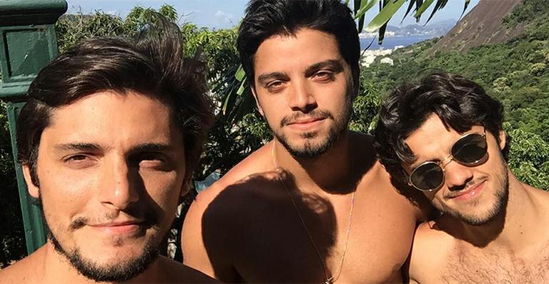 Irmãos Simas posam juntos sem camisa e fã brinca: ‘Significado de tanto faz’