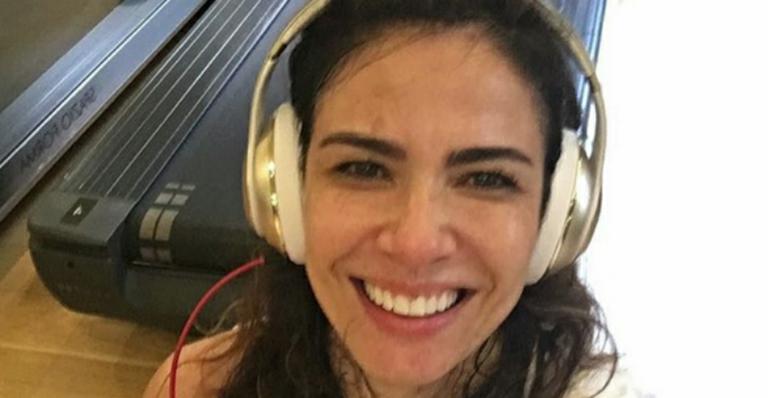 Luciana Gimenez exibe gominhos na barriga durante treino em Roma