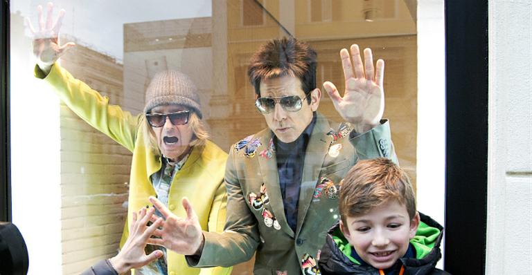 Ben Stiller e Owen Wilson fazem poses em vitrine da Valentino em Roma