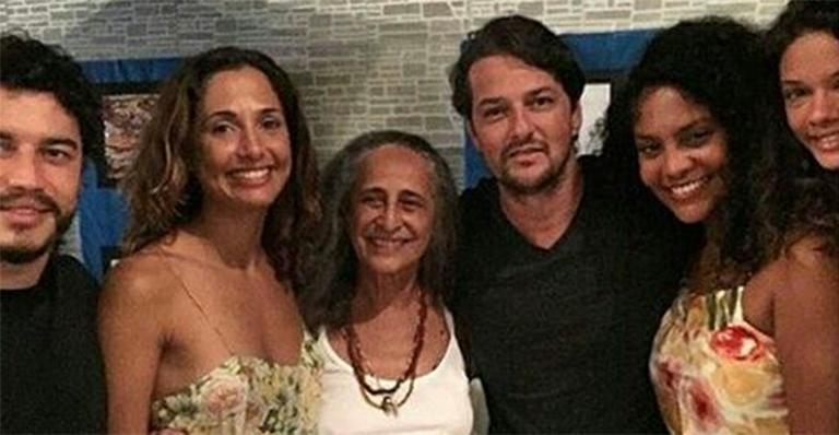 Elenco de ‘Velho Chico’ se reúne com Maria Bethânia na casa de Dona Canô