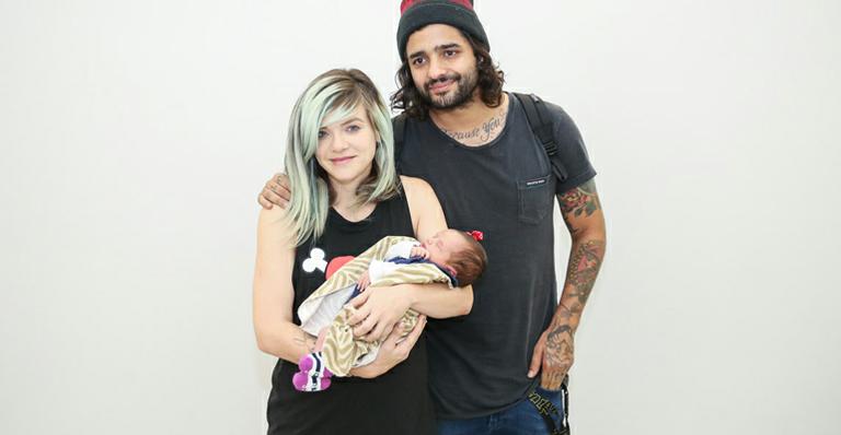Lucas Silveira faz fotos em família com a filha recém-nascida