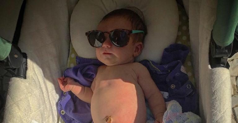 Estilosa! Lucas Silveira mostra foto divertida da filha recém-nascida