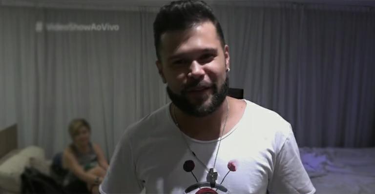 Além de dupla com Belutti, Marcos conta que faz escova na mulher: ‘Sou cabeleireiro nas horas vagas’