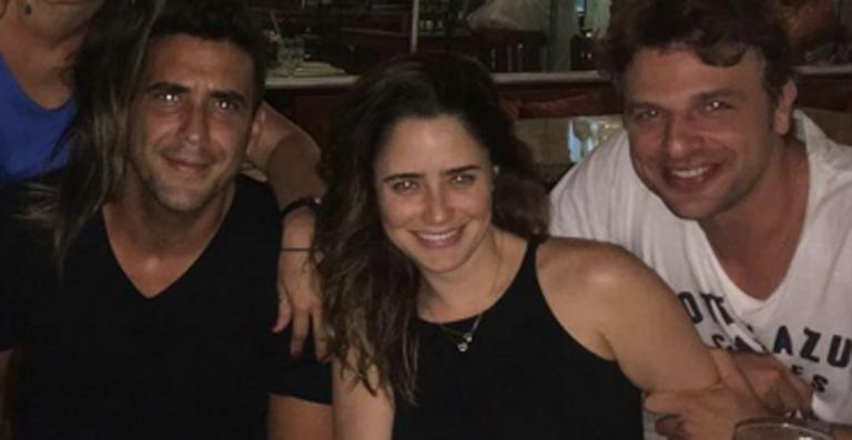 Fernanda Vasconcellos se diverte com o atual, Cássio Reis, e o ex-namorado André Marques