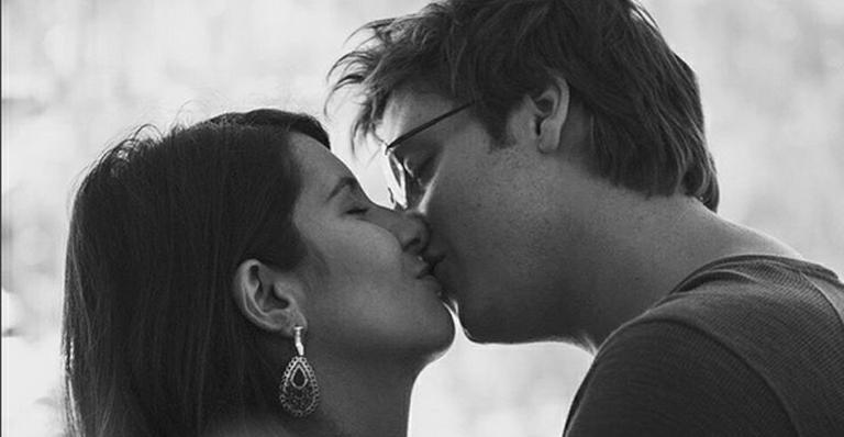 É o amor! Fábio Porchat namora nos bastidores de filme do Porta dos Fundos