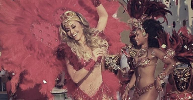 Sabrina Sato não dispensa sua cerveja no carnaval