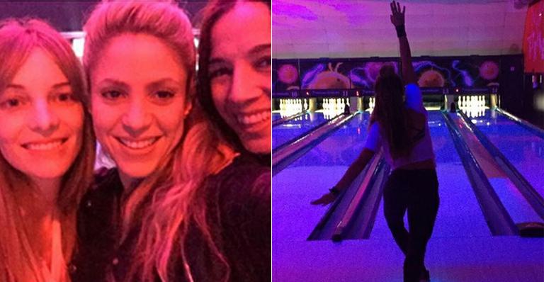 Shakira festeja aniversário em boliche com amigas