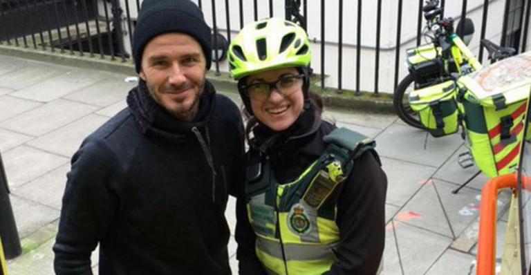 No frio londrino, David Beckham ajuda paciente que aguardava ambulância