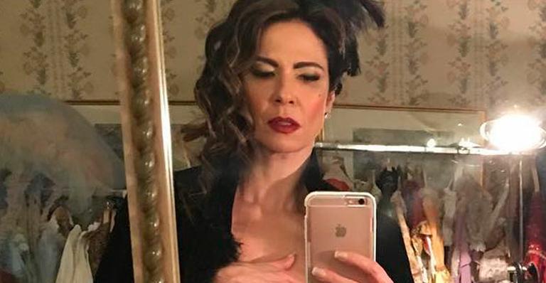 Luciana Gimenez faz topless provando figurino para o Carnaval de Veneza