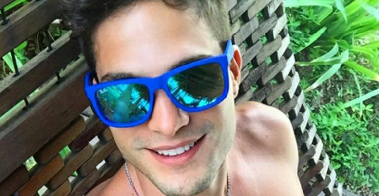 André Martinelli exibe abdômen trincado nas redes sociais