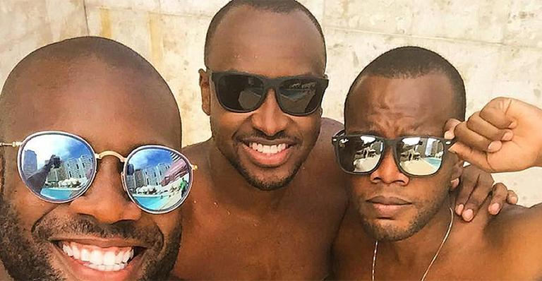 De sunga, Thiaguinho exibe corpo sarado em foto com amigos