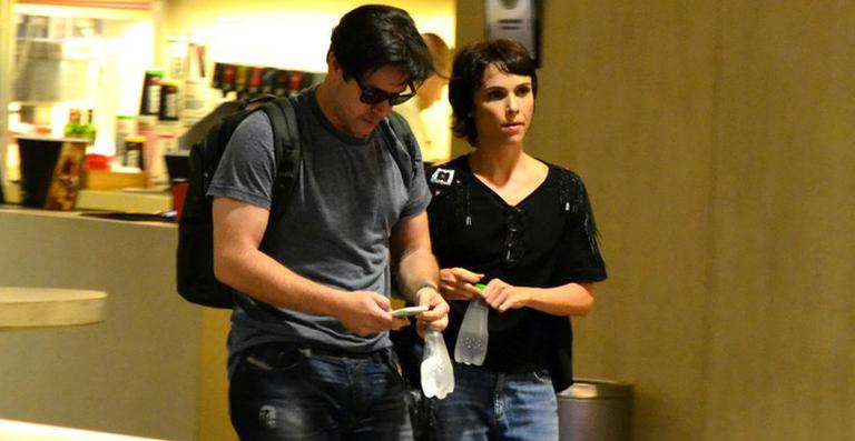 Murilo Benício e Débora Falabella curtem ida ao cinema no Rio de Janeiro