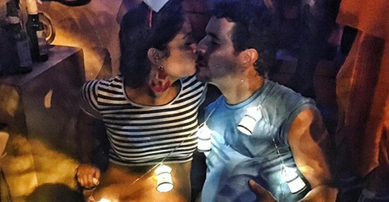 Com barrigão de fora, Sophie Charlotte curte carnaval com Daniel de Oliveira