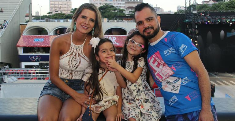 Luciano Camargo visita camarote com as filhas e a mulher
