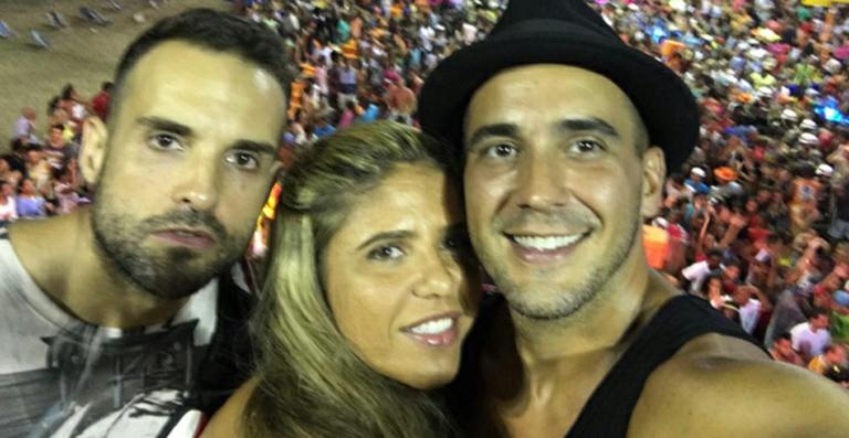 André Marques faz selfie na folia de Salvador