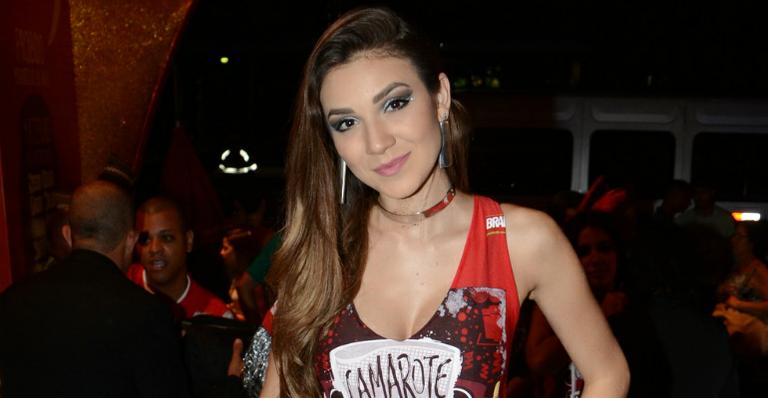 Bruna Santana, irmã de Luan Santana, curte desfile acompanhada