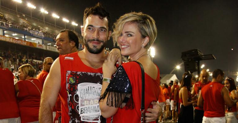 Natállia Rodrigues curte o carnaval paulista ao lado do noivo Pedro Henrique Moutinho
