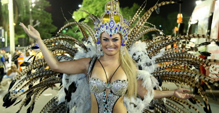 Natalia Casassola mostra demais em desfile do Grupo de Acesso no Rio de Janeiro