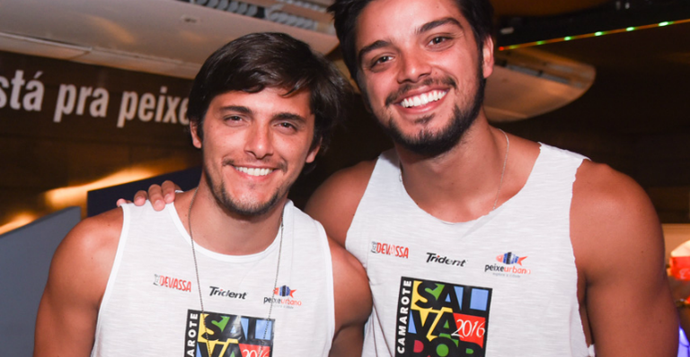 Que dupla! Bruno Gissoni e Rodrigo Simas curtem o carnaval juntos na Bahia