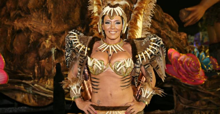 Aos 39 anos, Simony rouba a cena em desfile da Rosas de Ouro