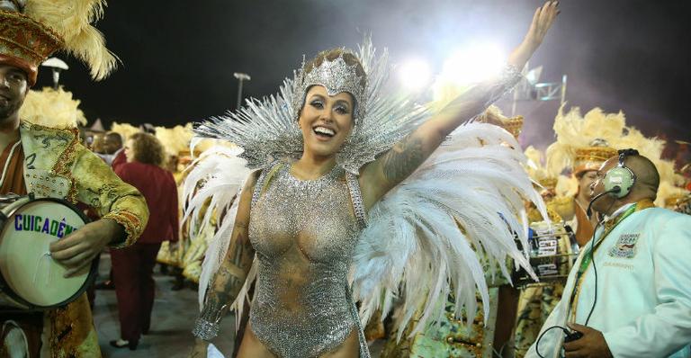 À frente da bateria da Unidos de Vila Maria, Dani Bolina brilha no carnaval de SP