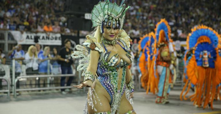 Ellen Rocche exibe corpão em desfile da Rosas de Ouro