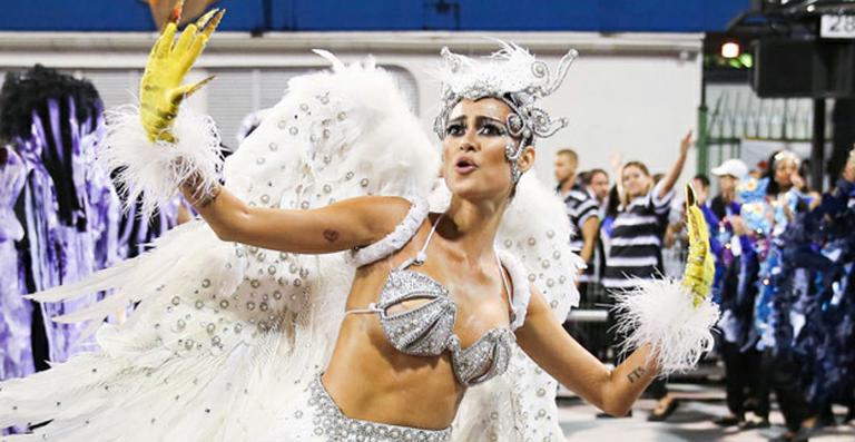 Após desfile, Thaila Ayala perde voo para o Rio de Janeiro