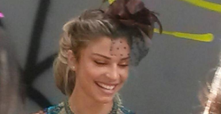 Grazi Massafera curte bloco de carnaval no meio da multidão