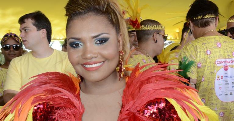 Gaby Amarantos arrasa de vermelho no Galo da Madrugada