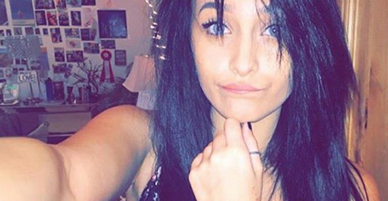 Paris Jackson diz que frequenta reuniões do AA e rebate críticas