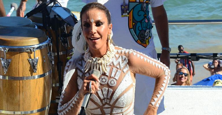 No segundo dia de folia, Ivete Sangalo escolhe look branco e sensual; veja