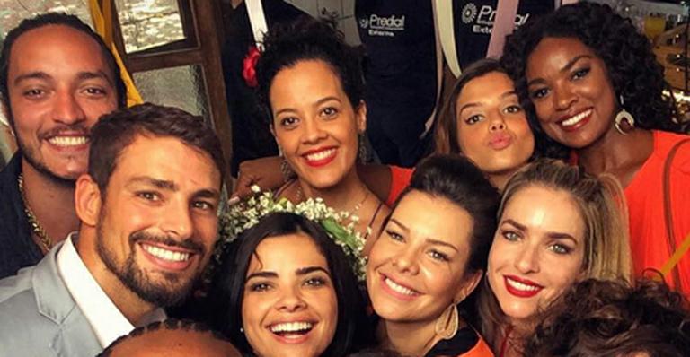 Elenco curte carnaval nos bastidores de ‘A Regra do Jogo’