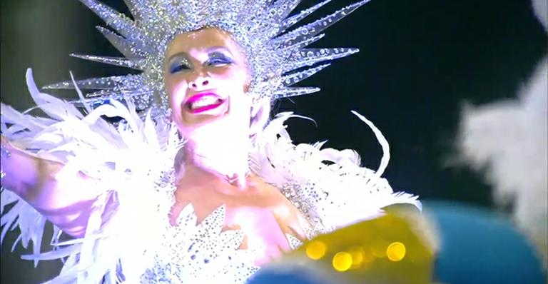 Após desfile apoteótico no Sambódromo, Claudia Raia agradece: ‘Emoção’