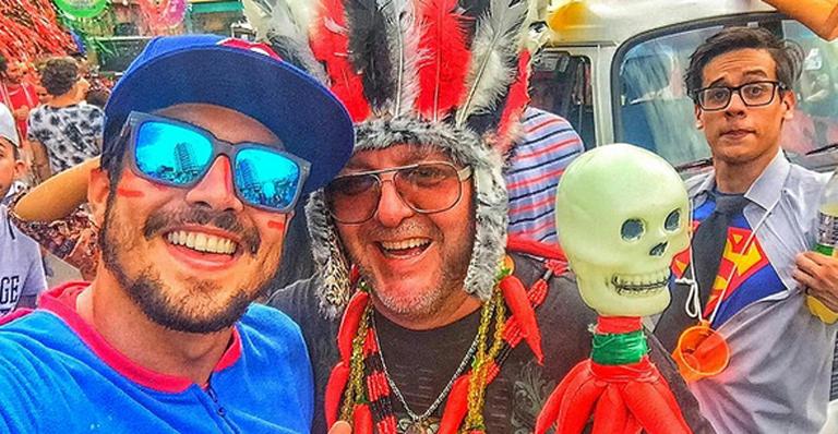 Caio Castro curte bloco de rua na Vila Madalena em São Paulo