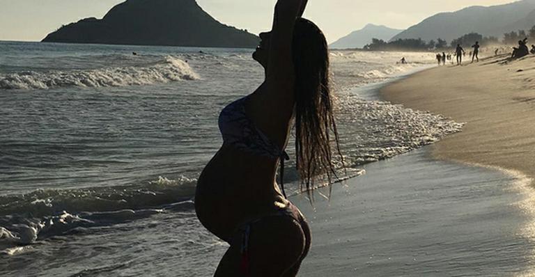 Aniversariante, Adriana Sant’Anna exibe barrigão na praia