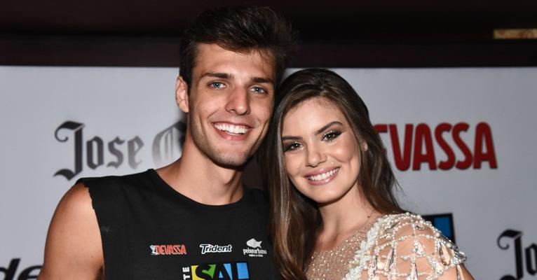 Apaixonada, Camila Queiroz aproveita o Carnaval ao lado do namorado