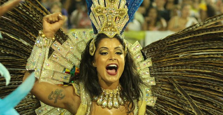 Aline Riscado brilha como madrinha de bateria e exibe corpo sarado