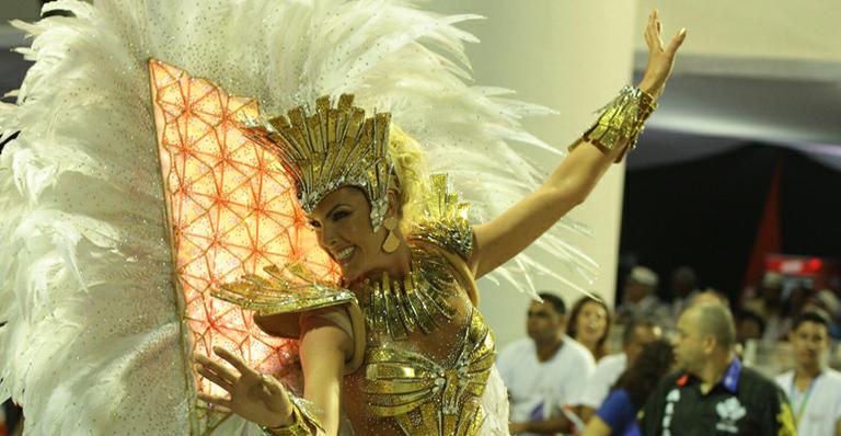 Ana Hickmann chama a atenção com fantasia de Louvre no Anhembi